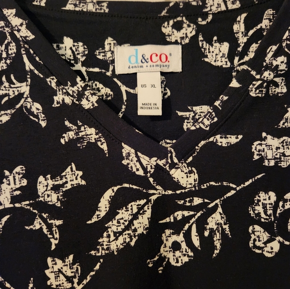 Denim&Co Cotton Black & Wilhitr Floral Top - Picture 2 of 5